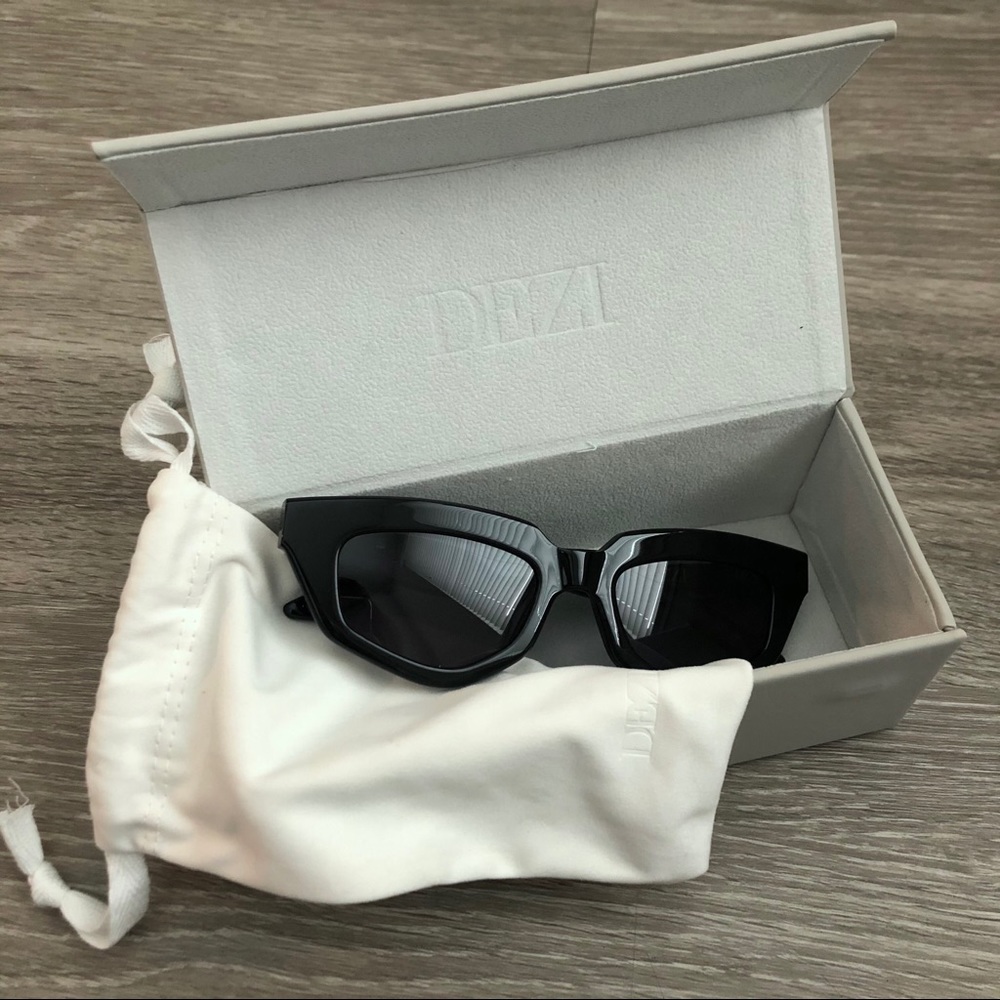 DEZI On Read Black Sunglasses
